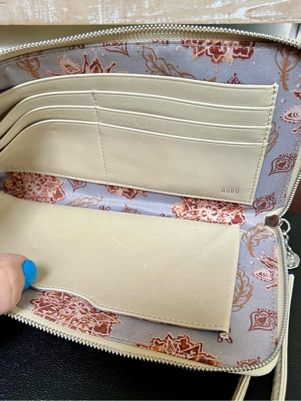 HOBO (HOBO International) Original Leather Clutch/Cream Wristlet - Picture 5 of 11